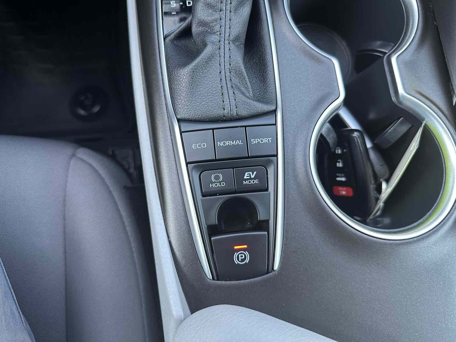 2022 Toyota Camry Hybrid LE photo 20