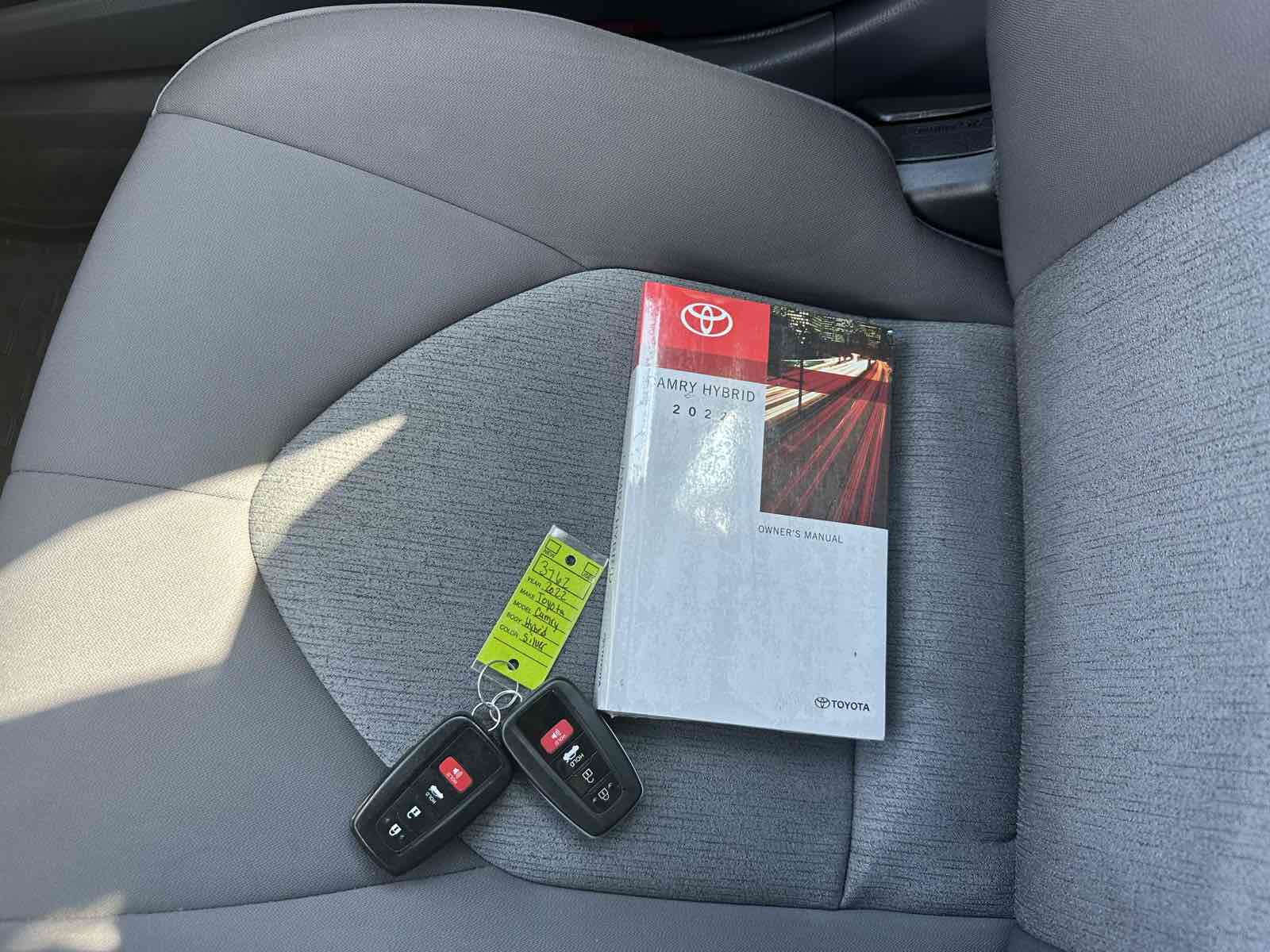 2022 Toyota Camry Hybrid LE photo 21