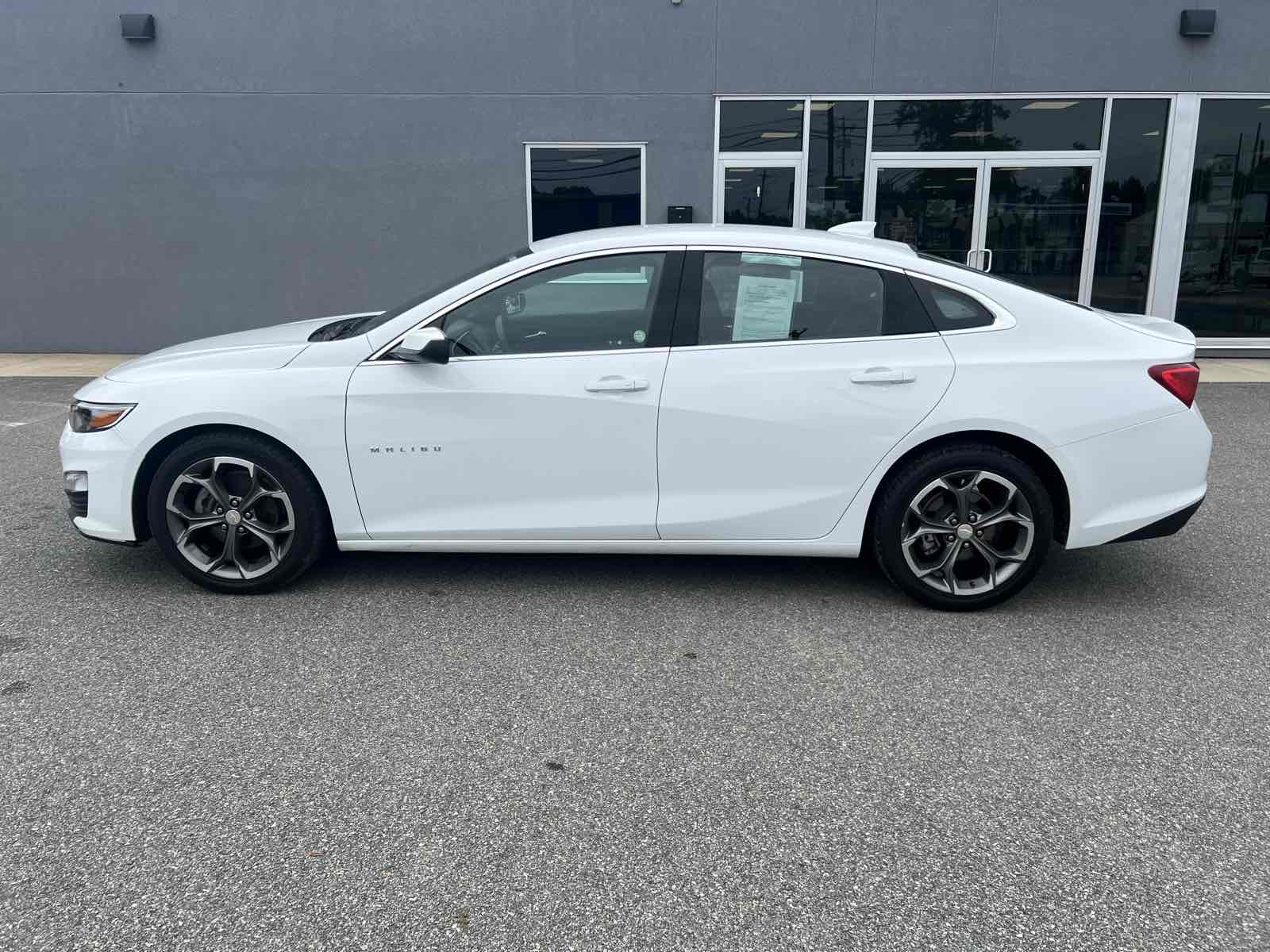 2023 Chevrolet Malibu 1LT photo 2