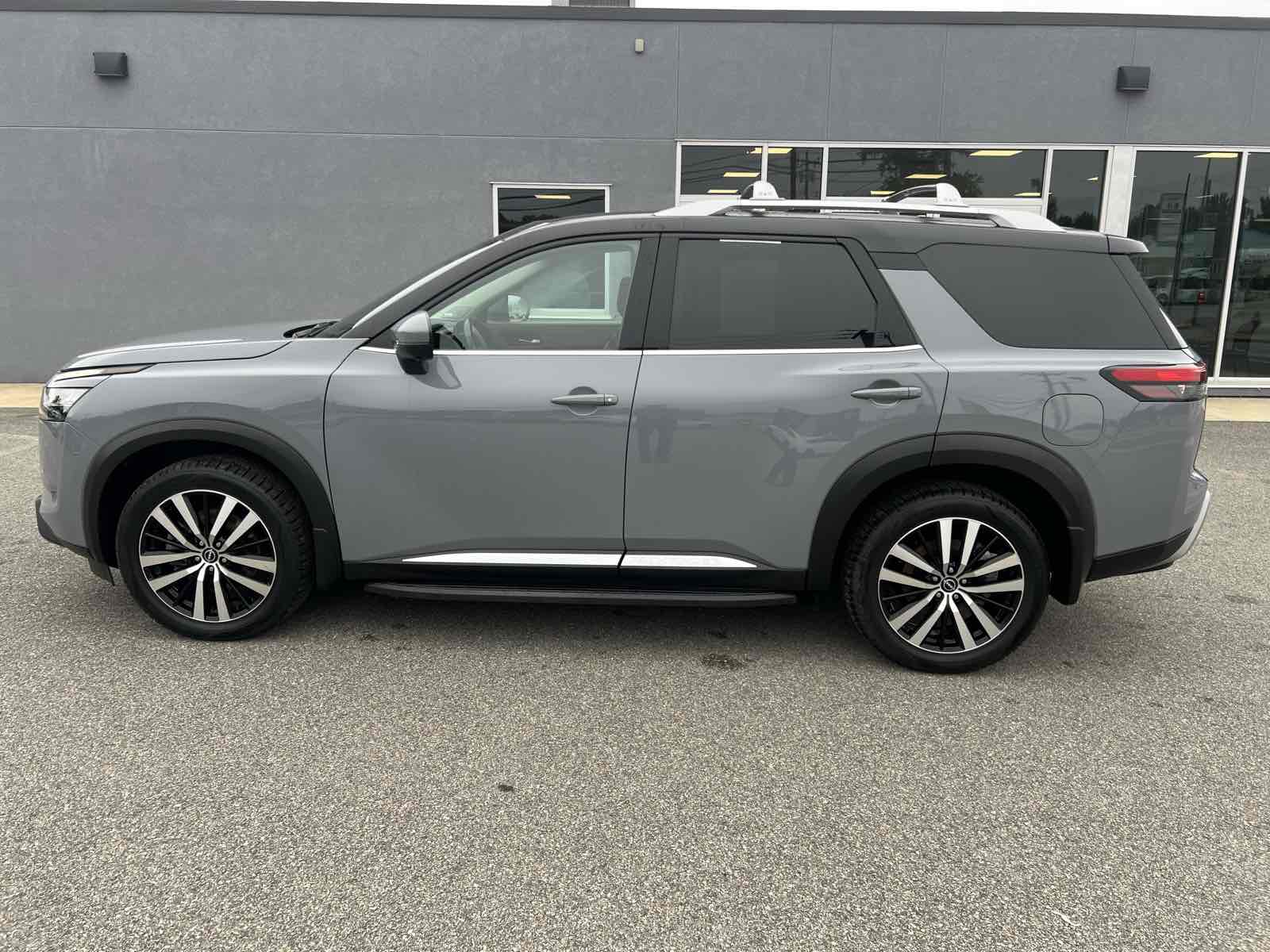 2023 Nissan Pathfinder Platinum photo 2