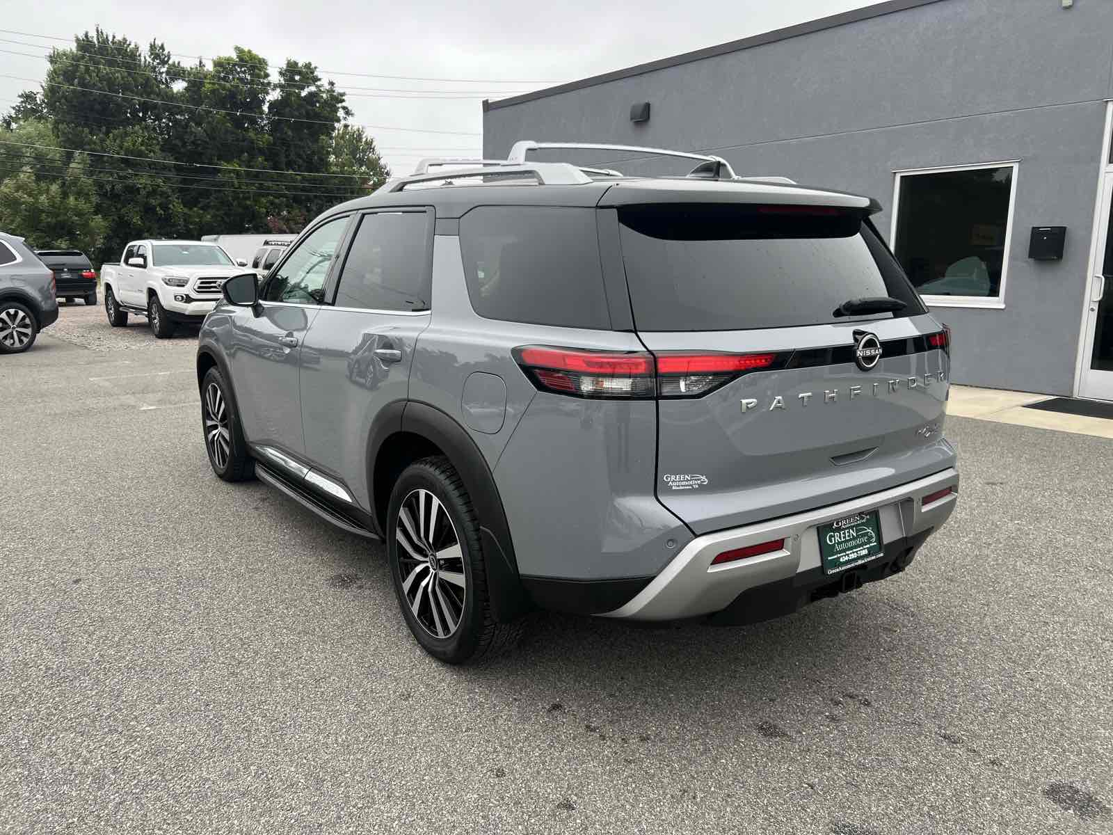 2023 Nissan Pathfinder Platinum photo 3
