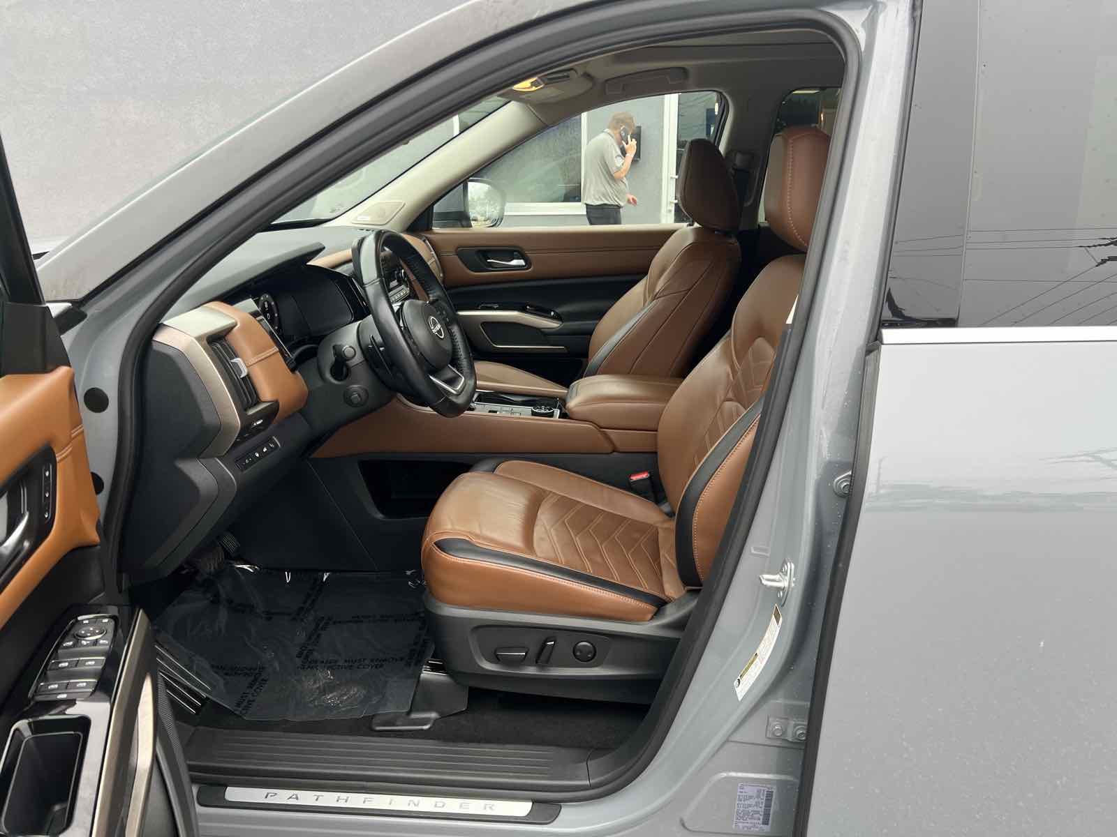 2023 Nissan Pathfinder Platinum photo 9