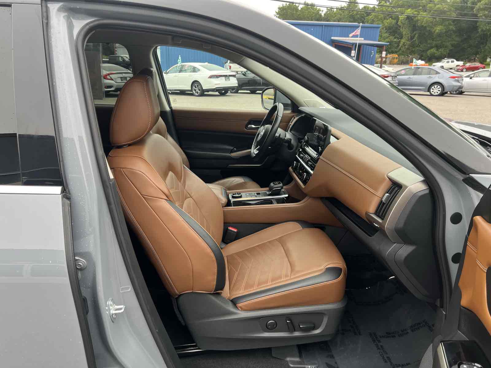 2023 Nissan Pathfinder Platinum photo 14