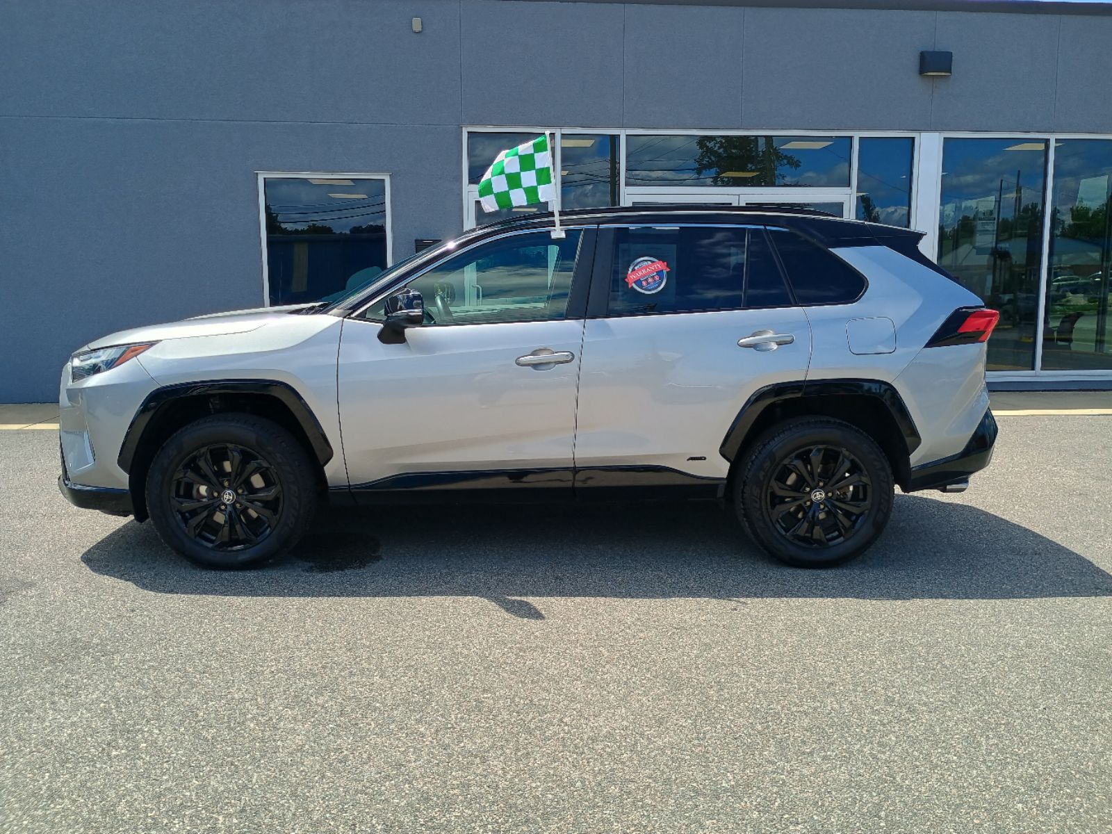 2022 Toyota RAV4 Hybrid XSE photo 2