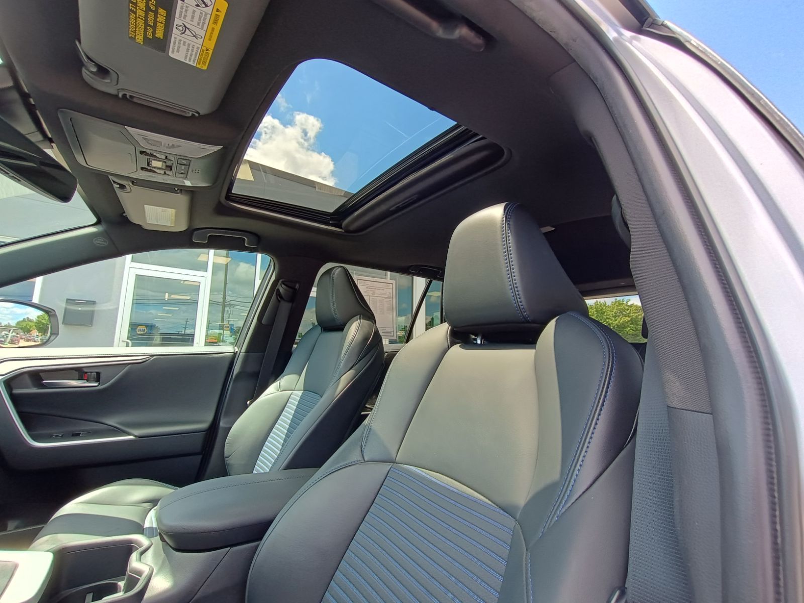 2022 Toyota RAV4 Hybrid XSE photo 17