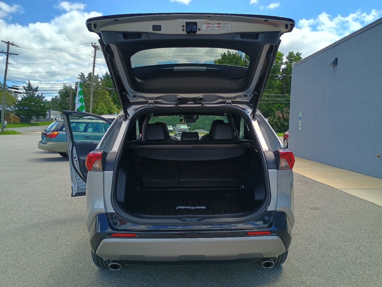 2022 Toyota RAV4 Hybrid XSE photo 23