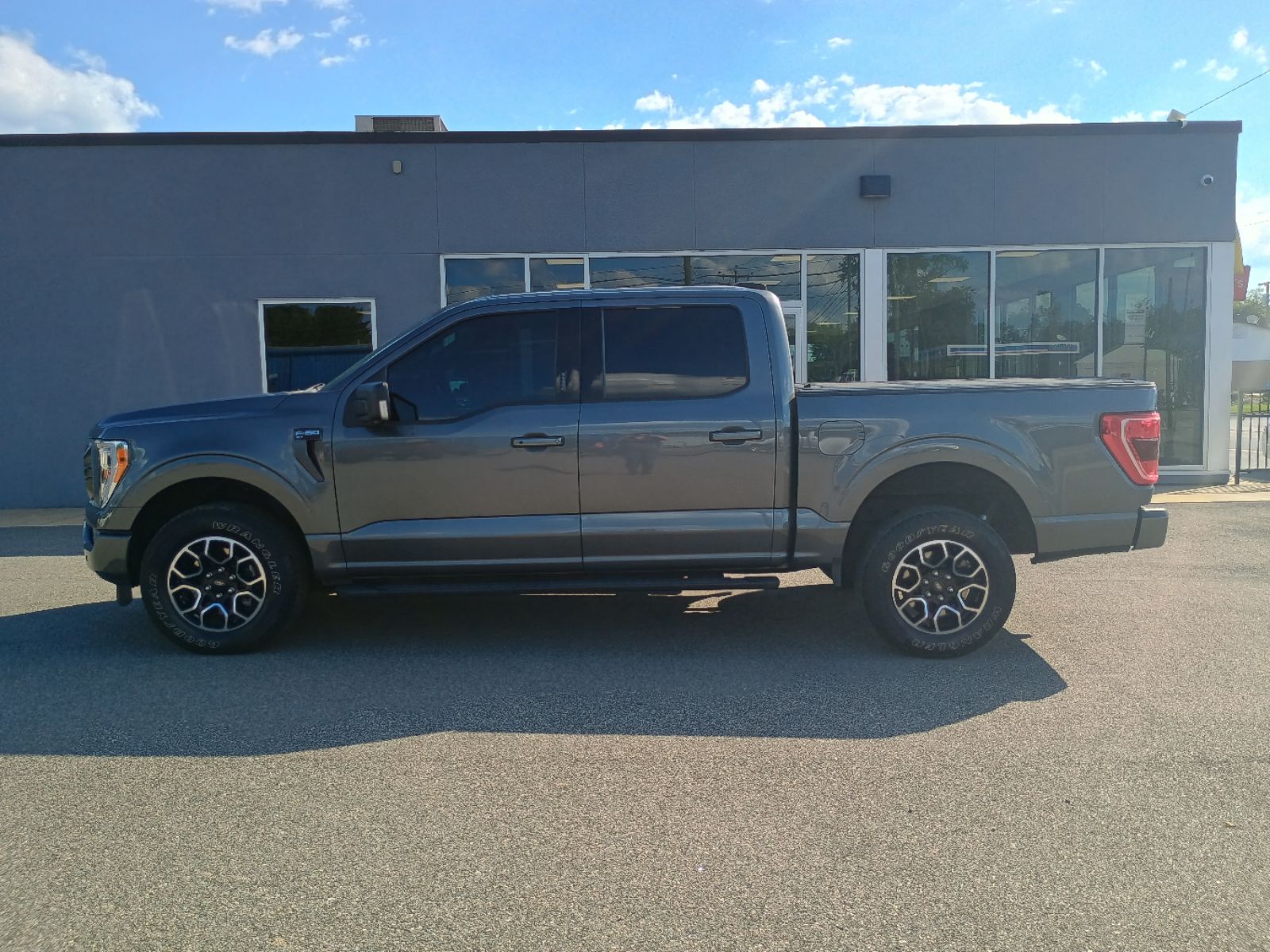 2021 Ford F-150 XLT photo 2