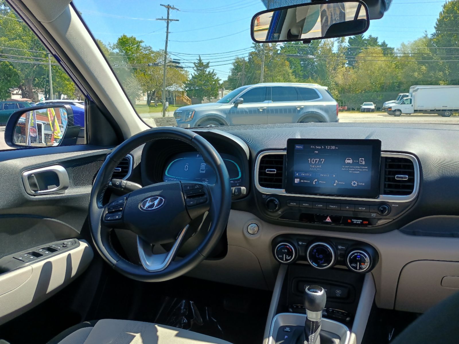 2024 Hyundai Venue SEL photo 9