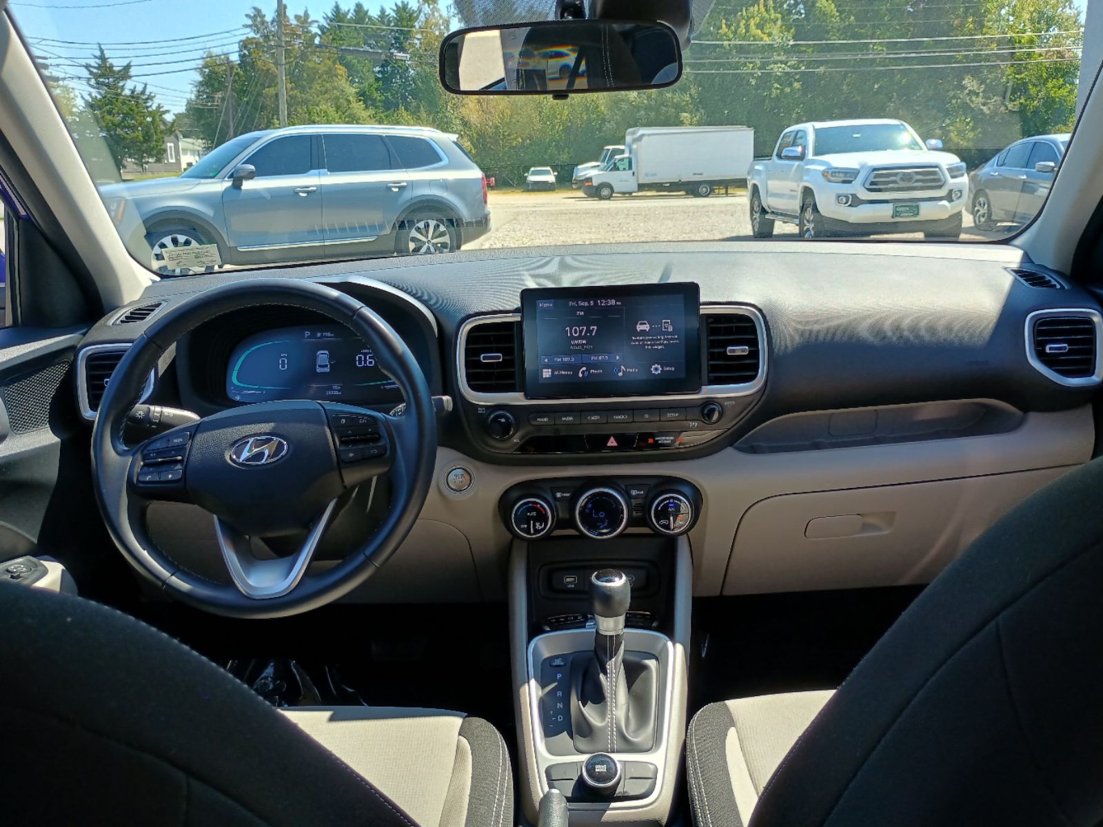 2024 Hyundai Venue SEL photo 10