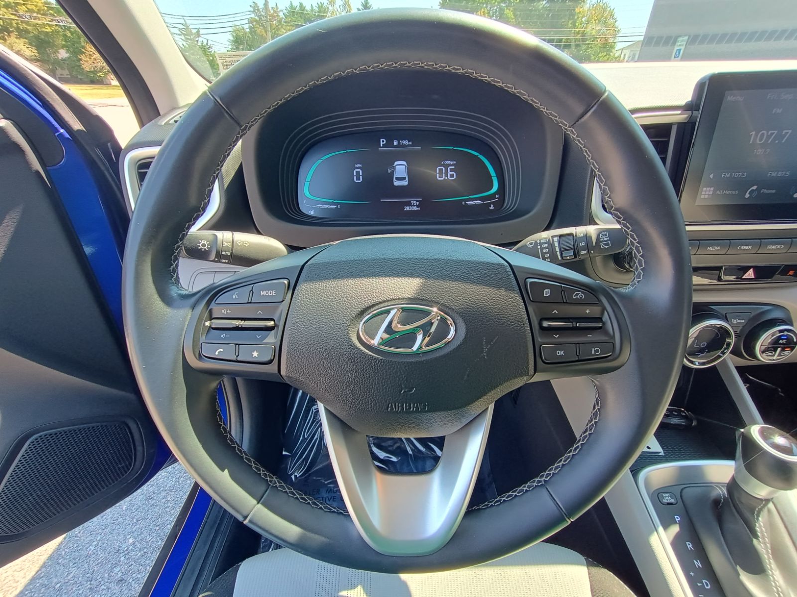 2024 Hyundai Venue SEL photo 11