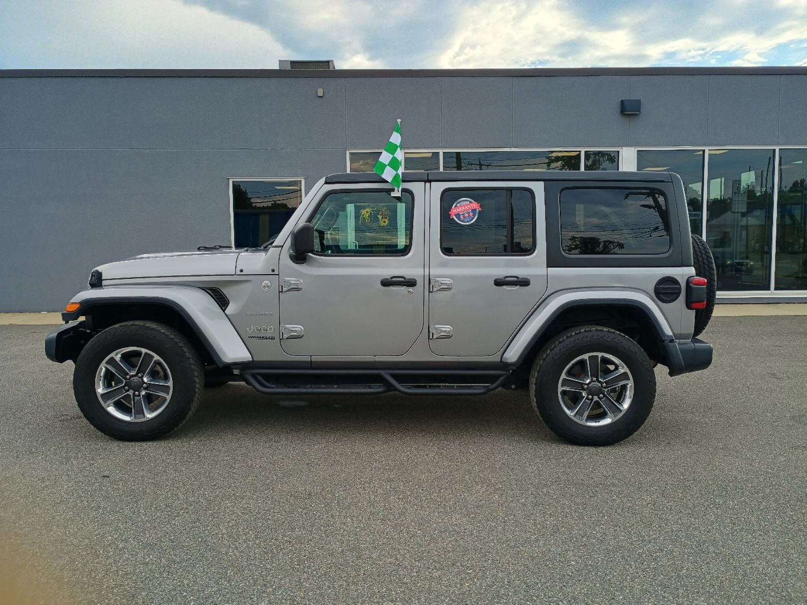 2019 Jeep Wrangler Unlimited Sahara photo 2
