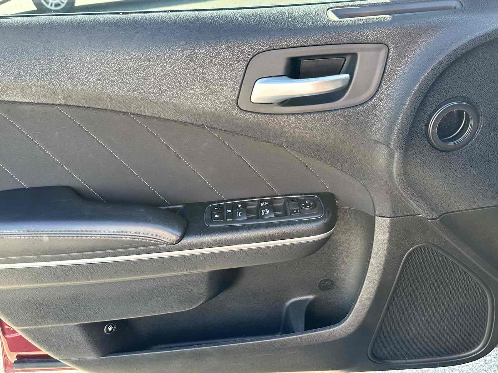 2018 Dodge Charger SXT Plus photo 8