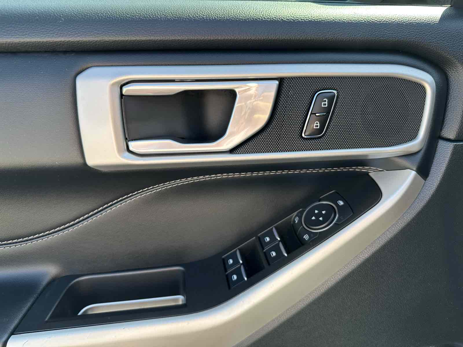 2023 Ford Explorer XLT photo 7