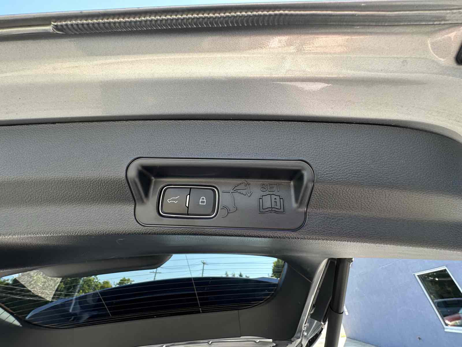 2023 Ford Explorer XLT photo 19