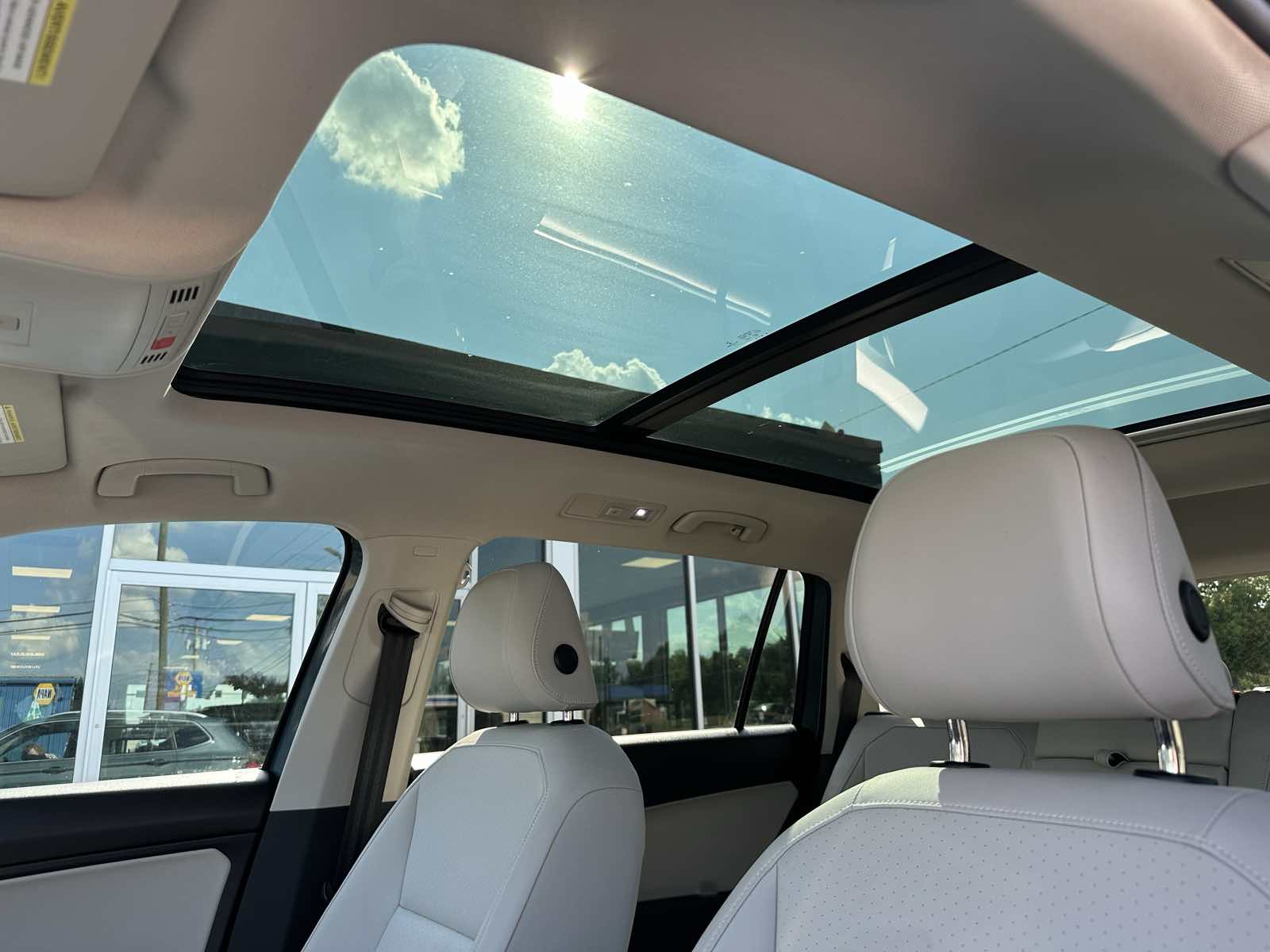 2019 Volkswagen Tiguan SEL R-Line photo 8