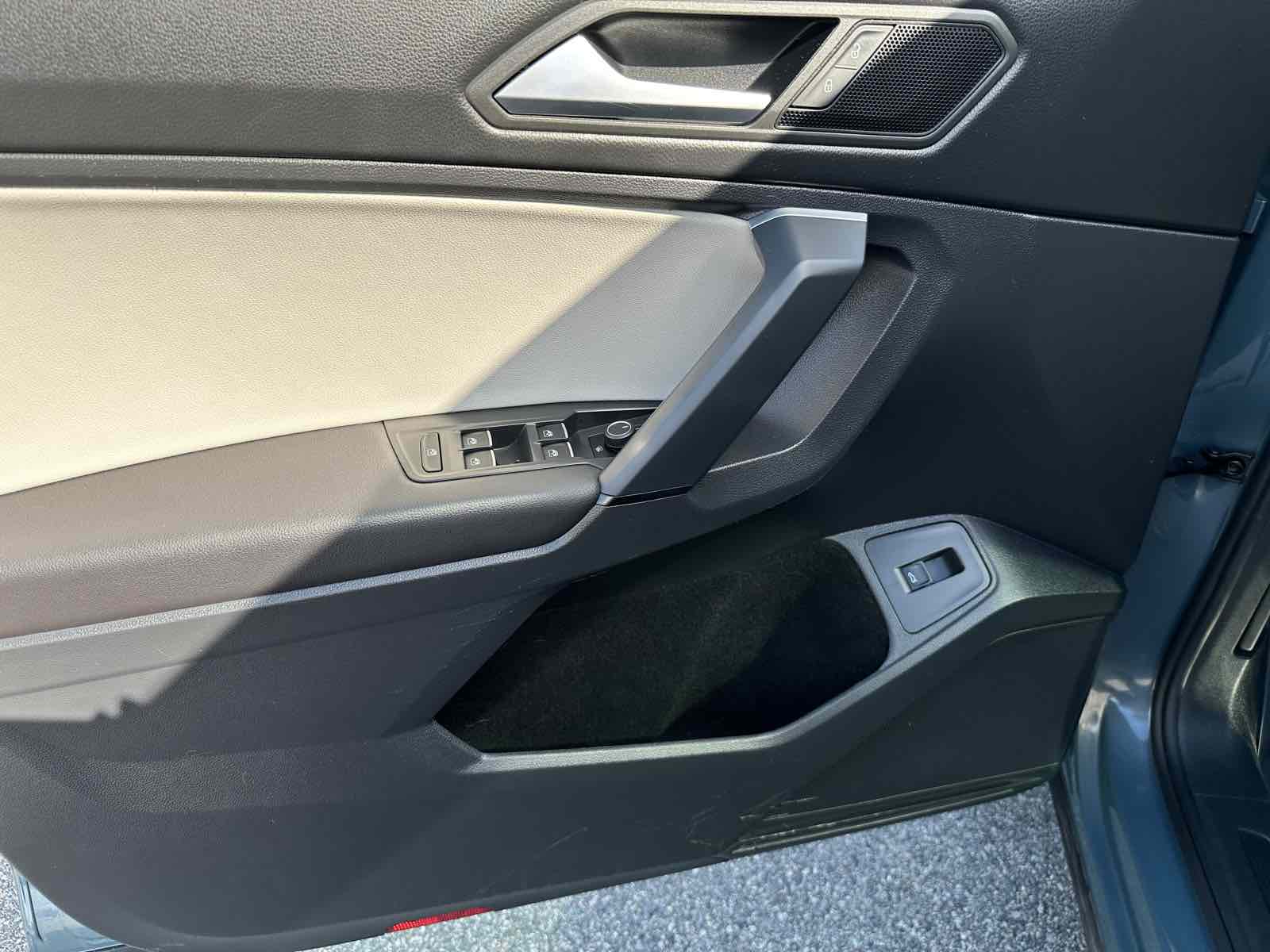 2019 Volkswagen Tiguan SEL R-Line photo 9