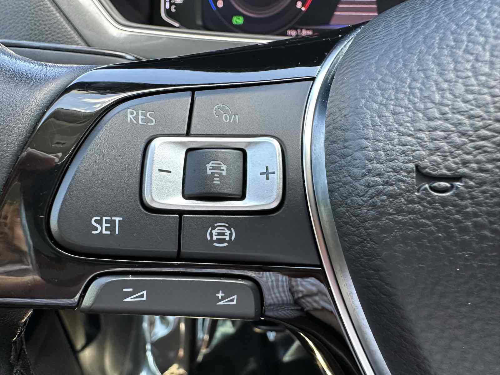 2019 Volkswagen Tiguan SEL R-Line photo 13