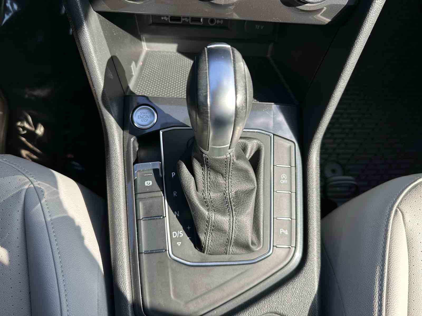 2019 Volkswagen Tiguan SEL R-Line photo 16