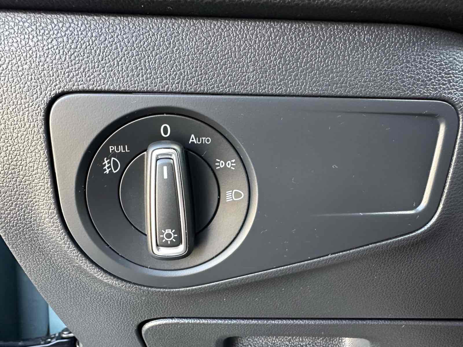 2019 Volkswagen Tiguan SEL R-Line photo 18