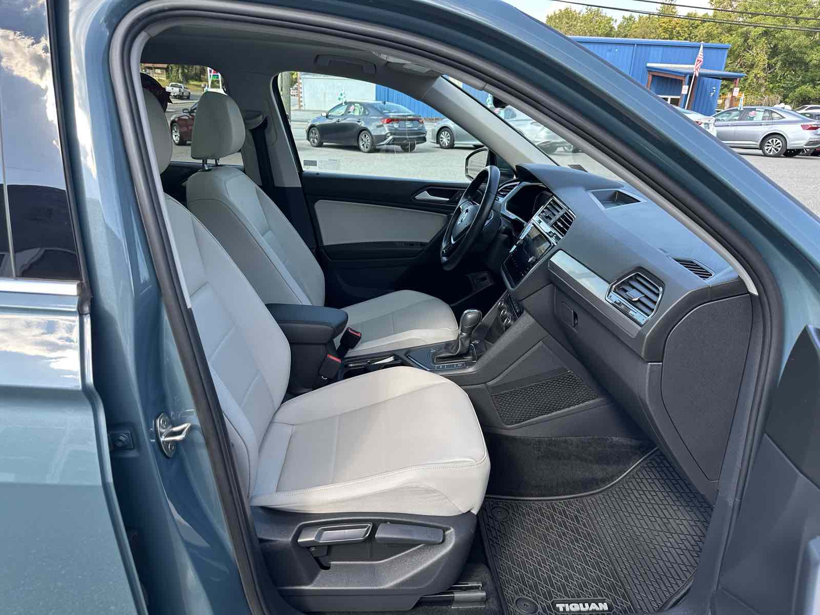 2019 Volkswagen Tiguan SEL R-Line photo 23