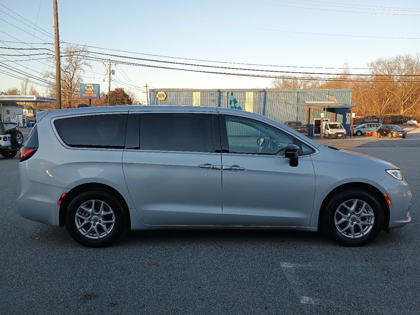 2024 Chrysler Pacifica Touring L - Photo 4