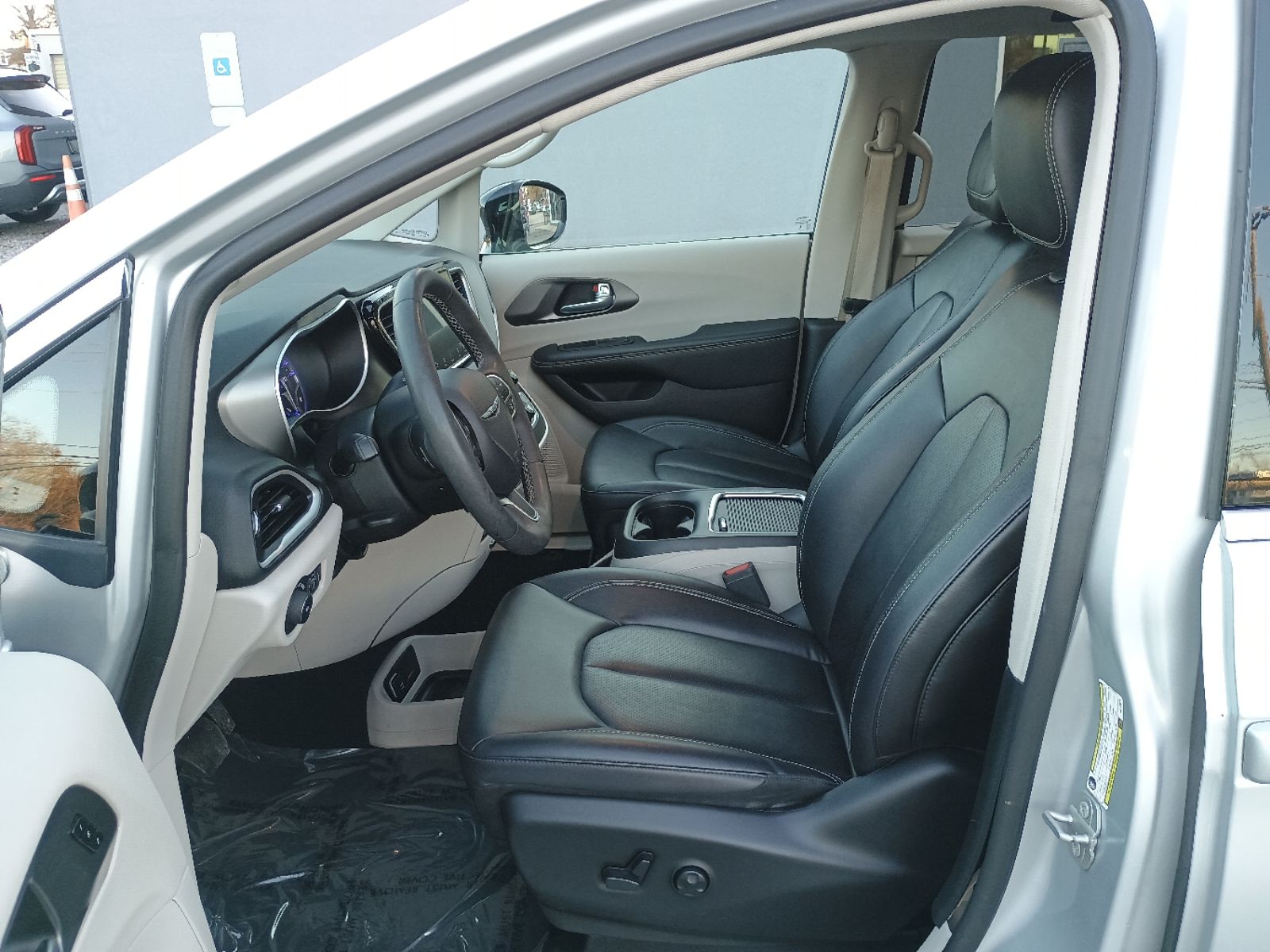 2024 Chrysler Pacifica Touring L - Photo 7