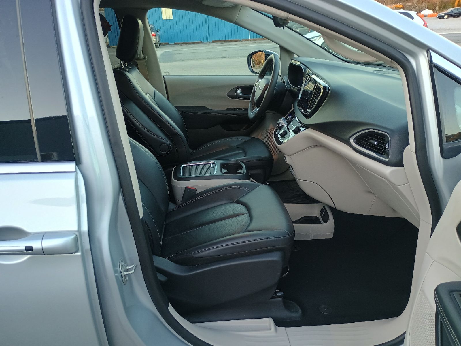 2024 Chrysler Pacifica Touring L - Photo 8