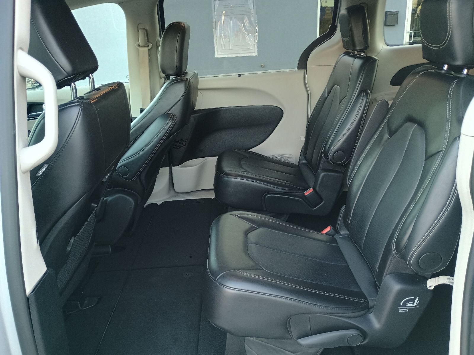 2024 Chrysler Pacifica Touring L - Photo 9