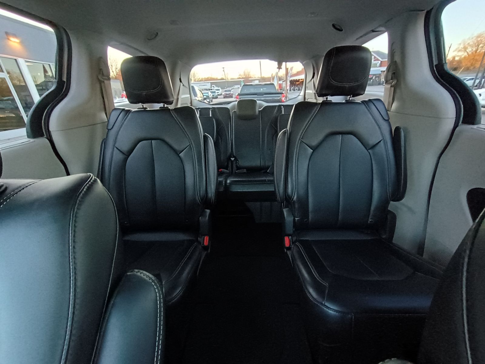 2024 Chrysler Pacifica Touring L - Photo 10
