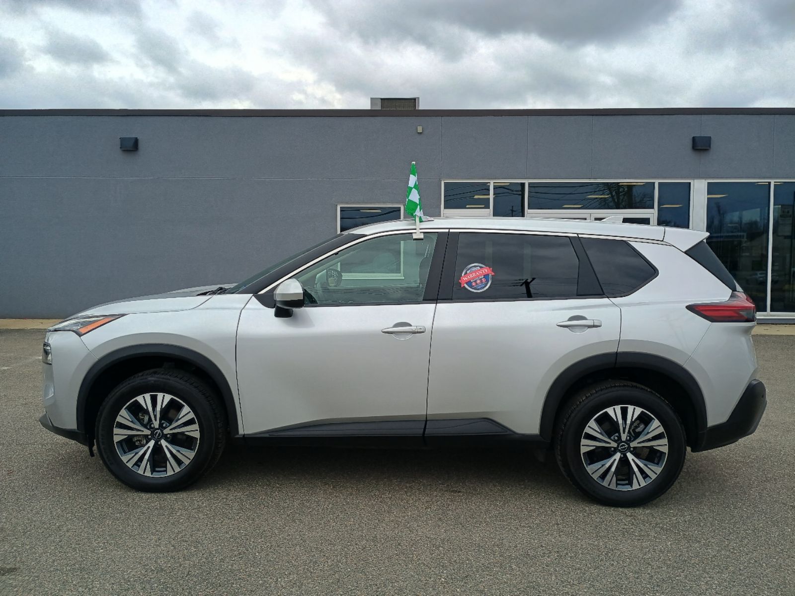 2023 Nissan Rogue SV - Photo 2