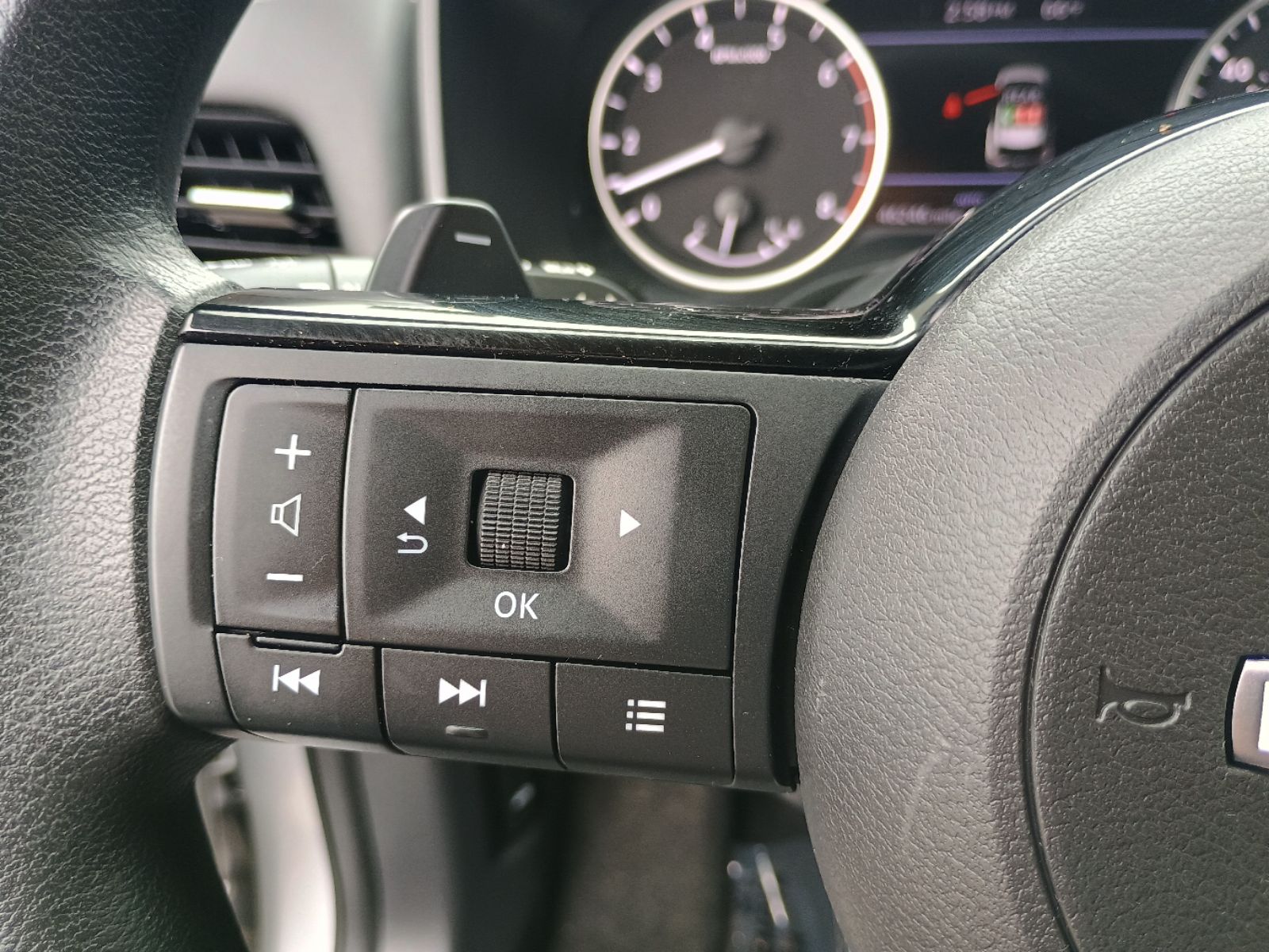 2023 Nissan Rogue SV - Photo 12