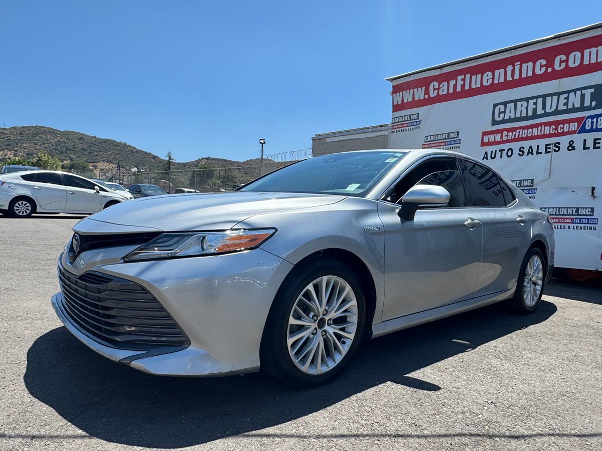 2020 Toyota Camry Hybrid XLE photo 3