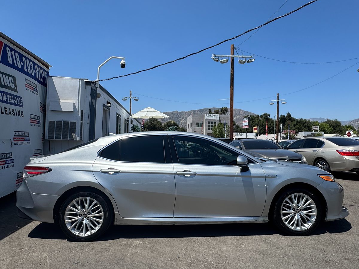 2020 Toyota Camry Hybrid XLE photo 5