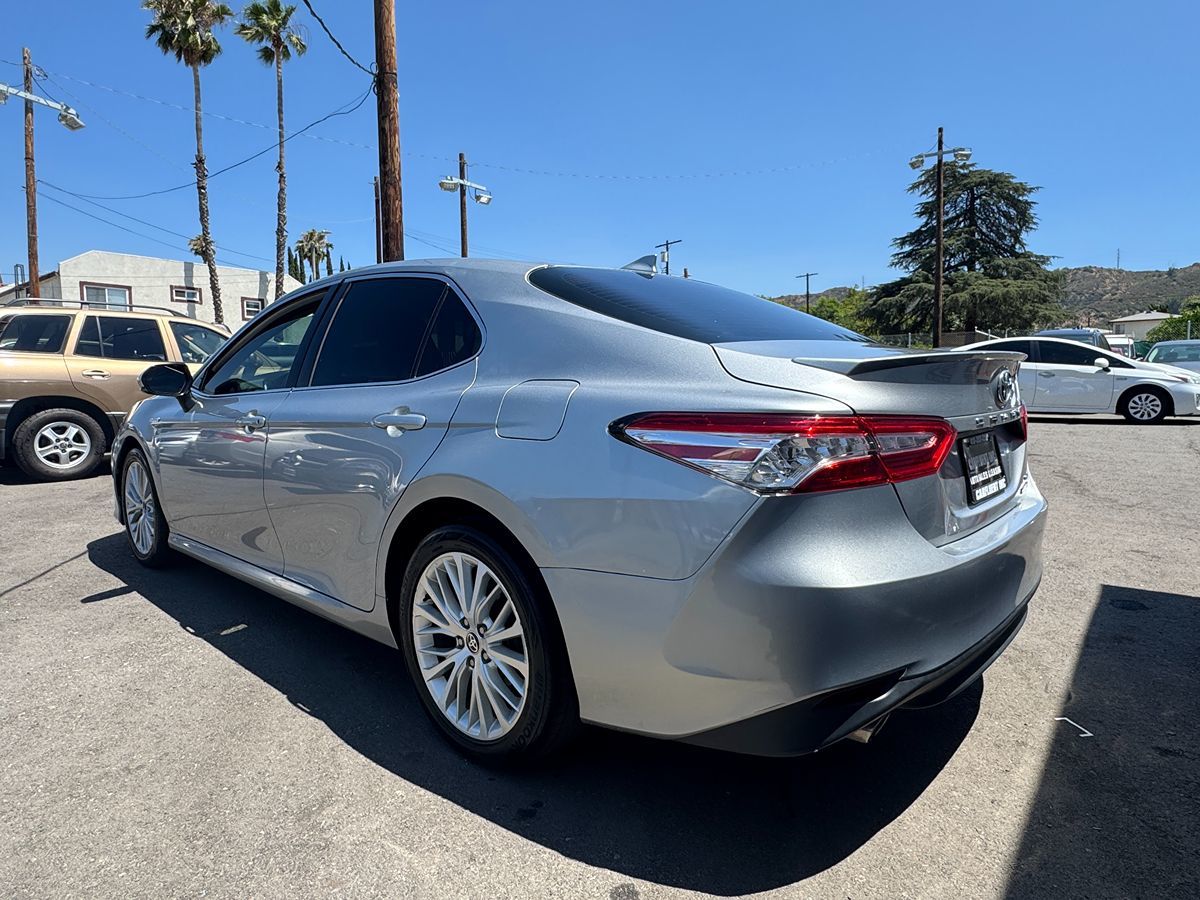 2020 Toyota Camry Hybrid XLE photo 6