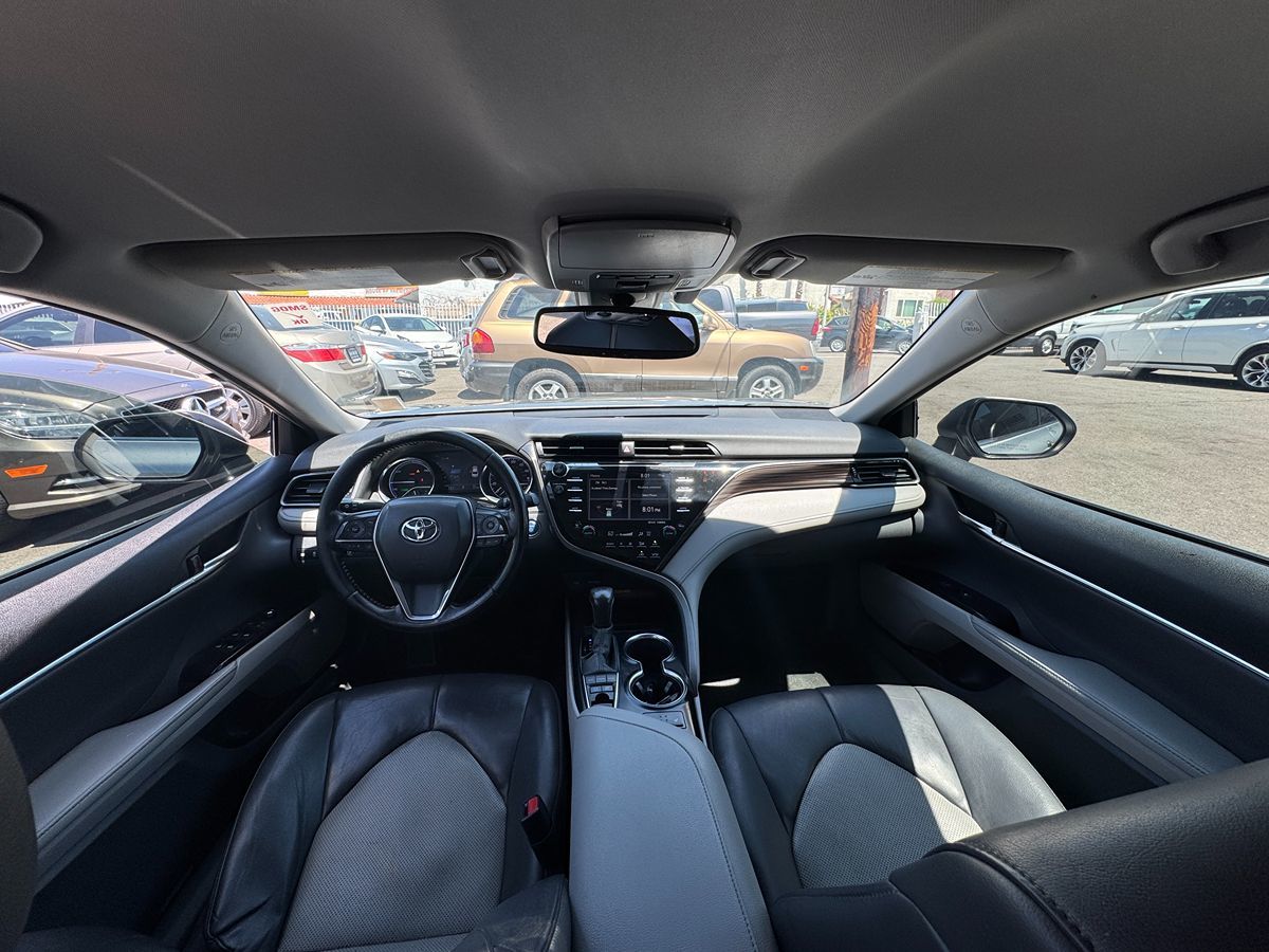 2020 Toyota Camry Hybrid XLE photo 11