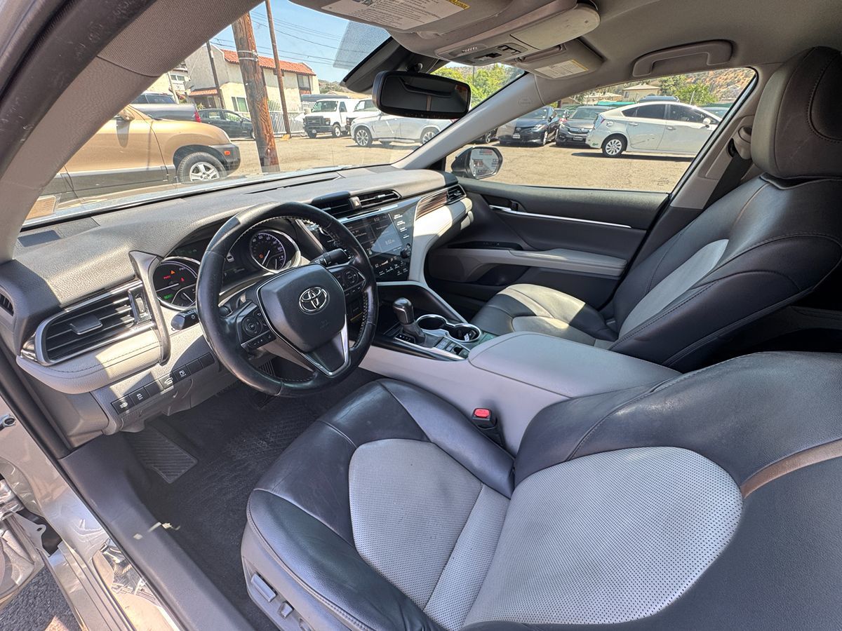 2020 Toyota Camry Hybrid XLE photo 12