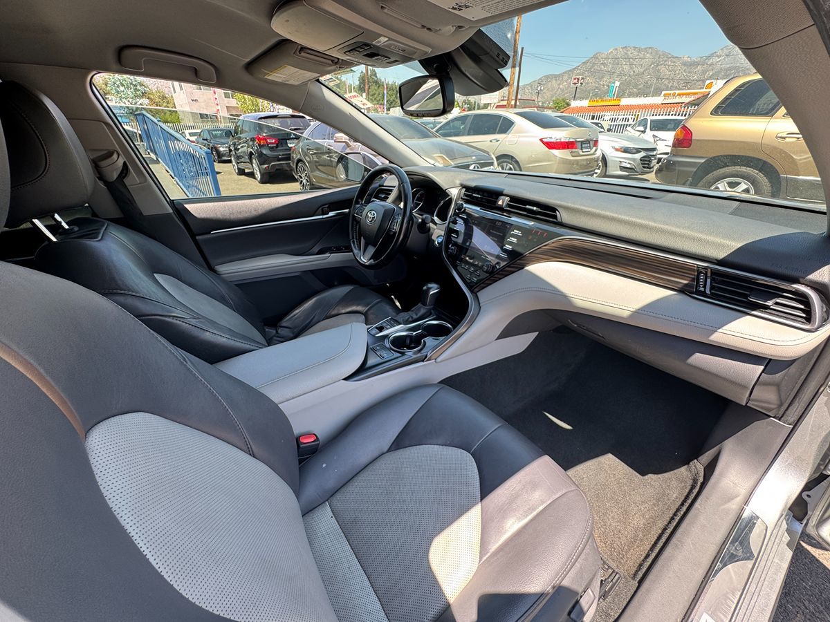 2020 Toyota Camry Hybrid XLE photo 13