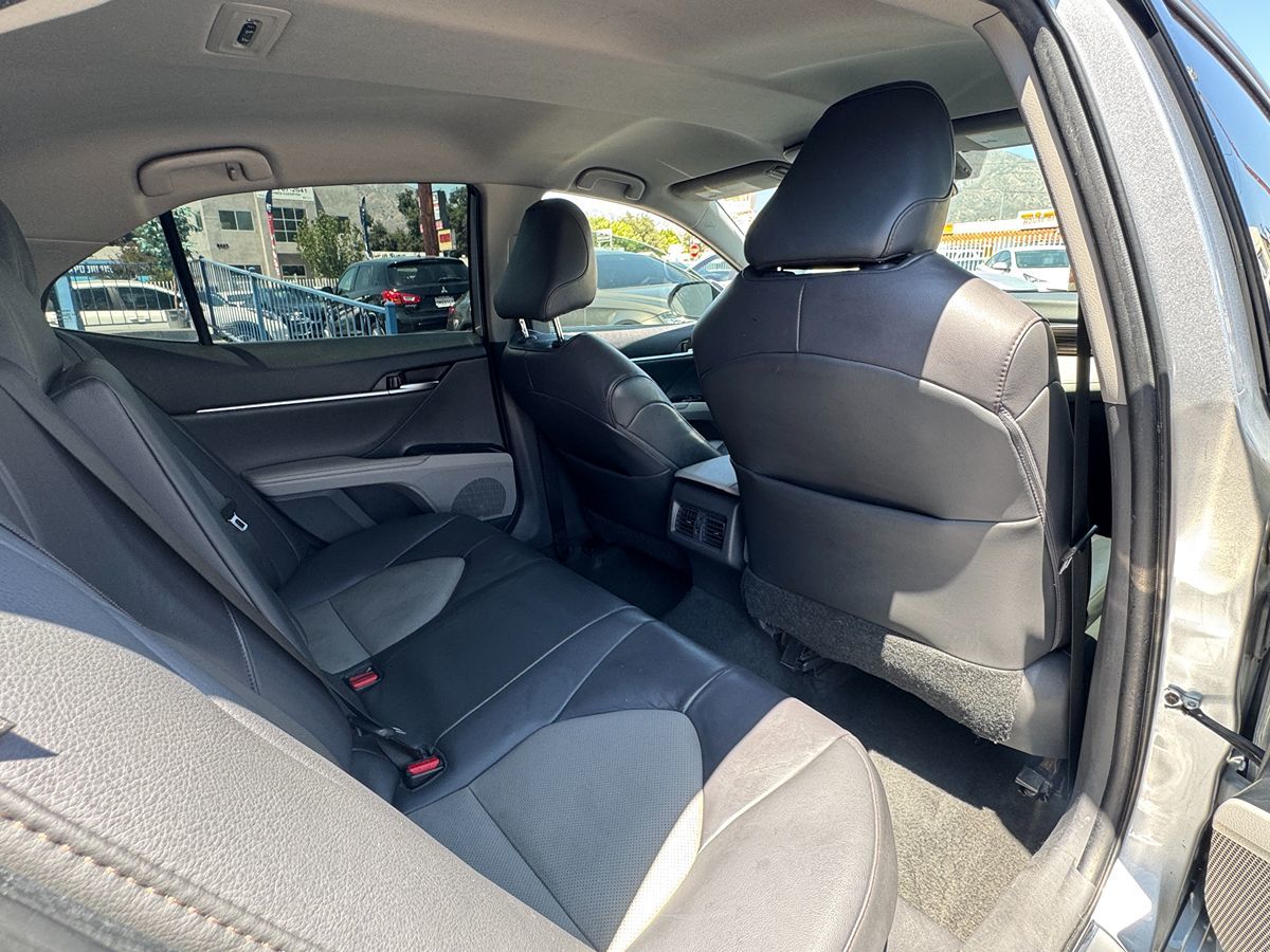 2020 Toyota Camry Hybrid XLE photo 14