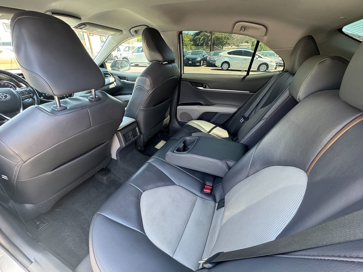 2020 Toyota Camry Hybrid XLE photo 15