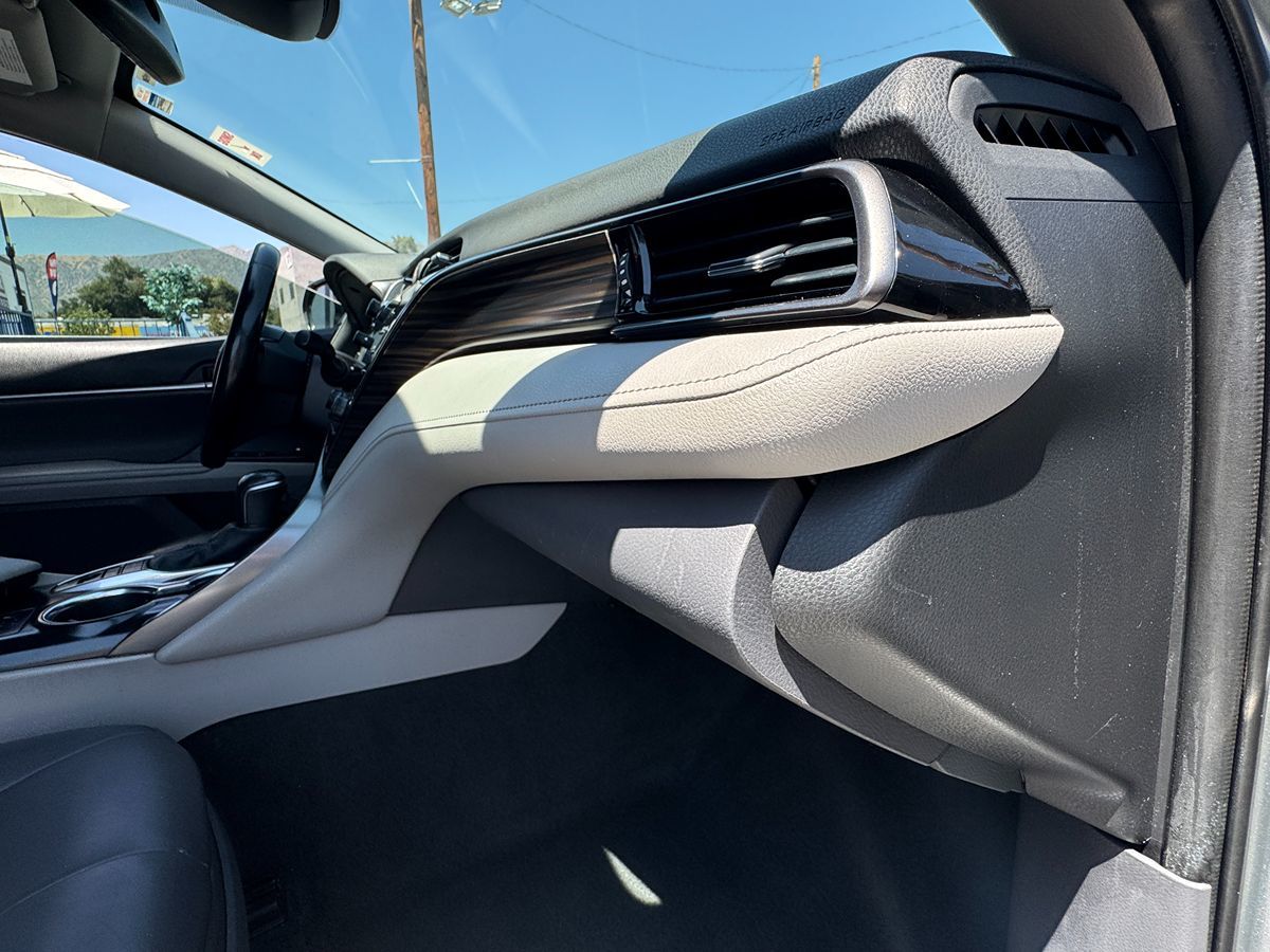 2020 Toyota Camry Hybrid XLE photo 16