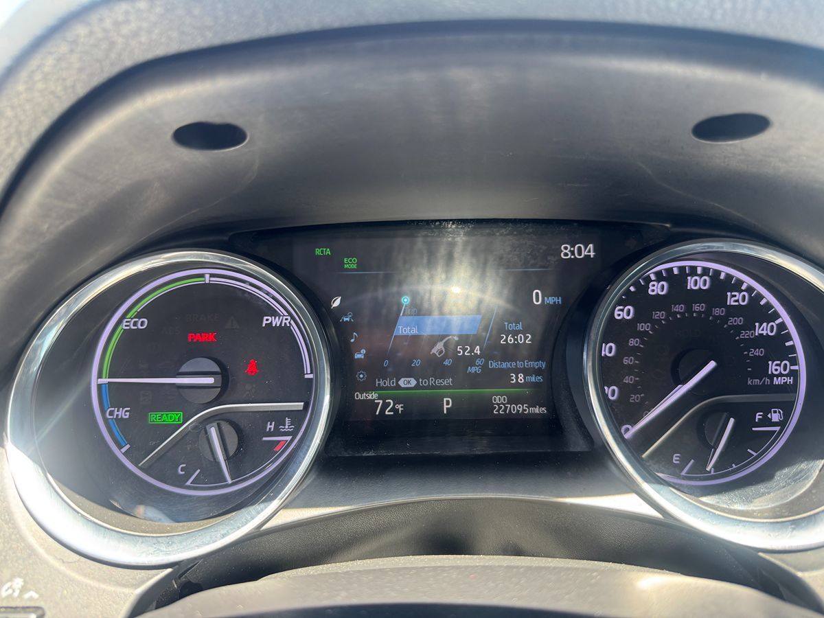 2020 Toyota Camry Hybrid XLE photo 17
