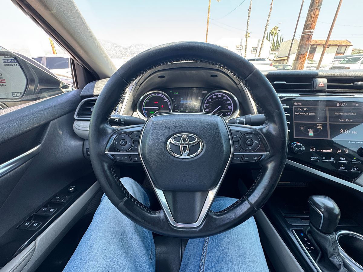 2020 Toyota Camry Hybrid XLE photo 18