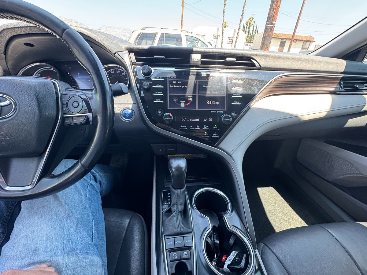 2020 Toyota Camry Hybrid XLE photo 19
