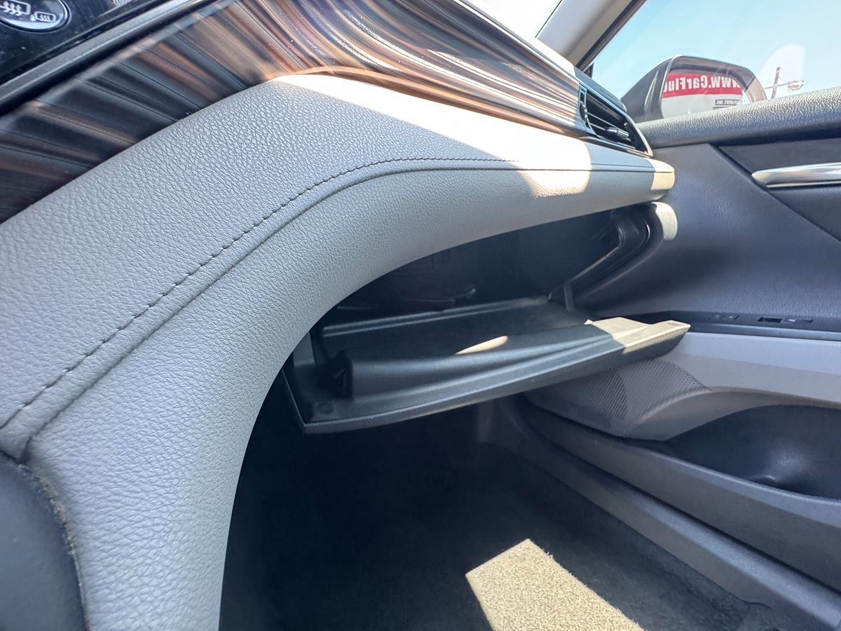 2020 Toyota Camry Hybrid XLE photo 22