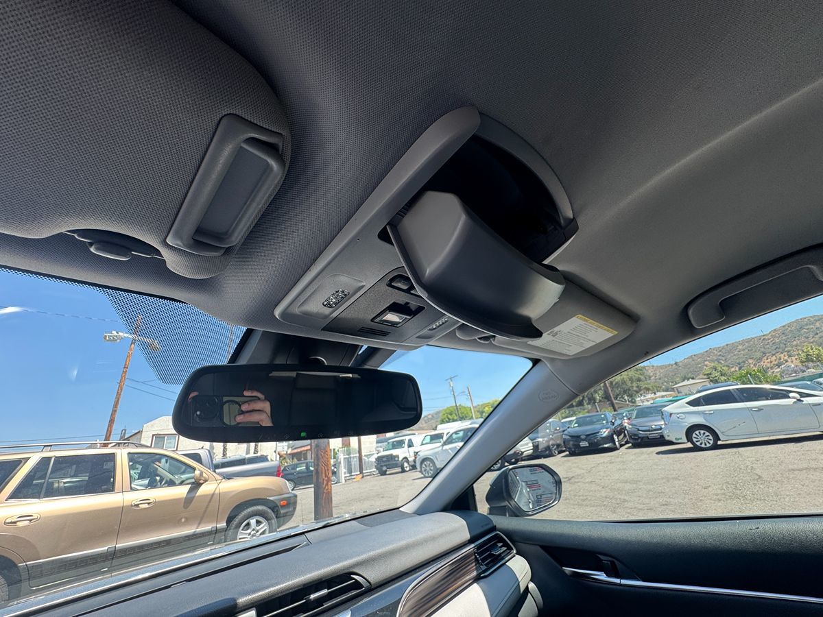 2020 Toyota Camry Hybrid XLE photo 23