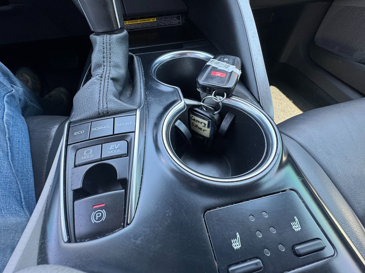 2020 Toyota Camry Hybrid XLE photo 24