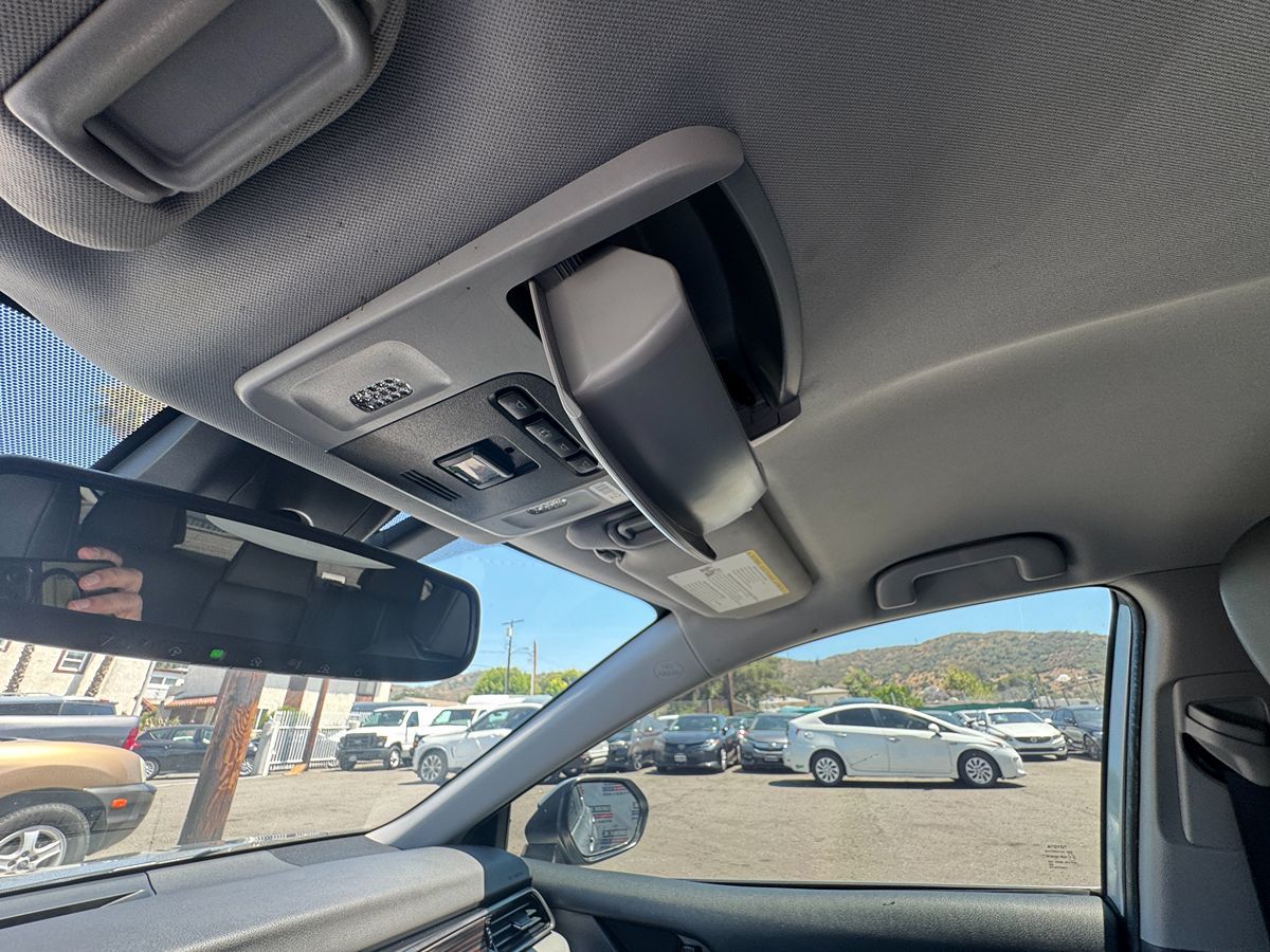 2020 Toyota Camry Hybrid XLE photo 25