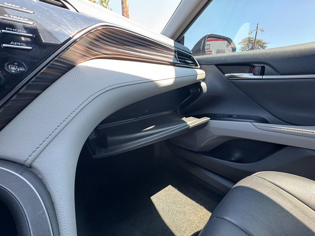 2020 Toyota Camry Hybrid XLE photo 26