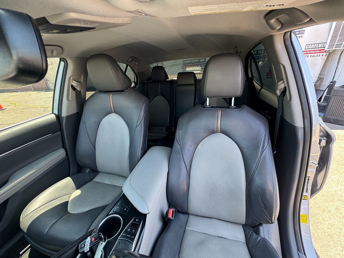 2020 Toyota Camry Hybrid XLE photo 27