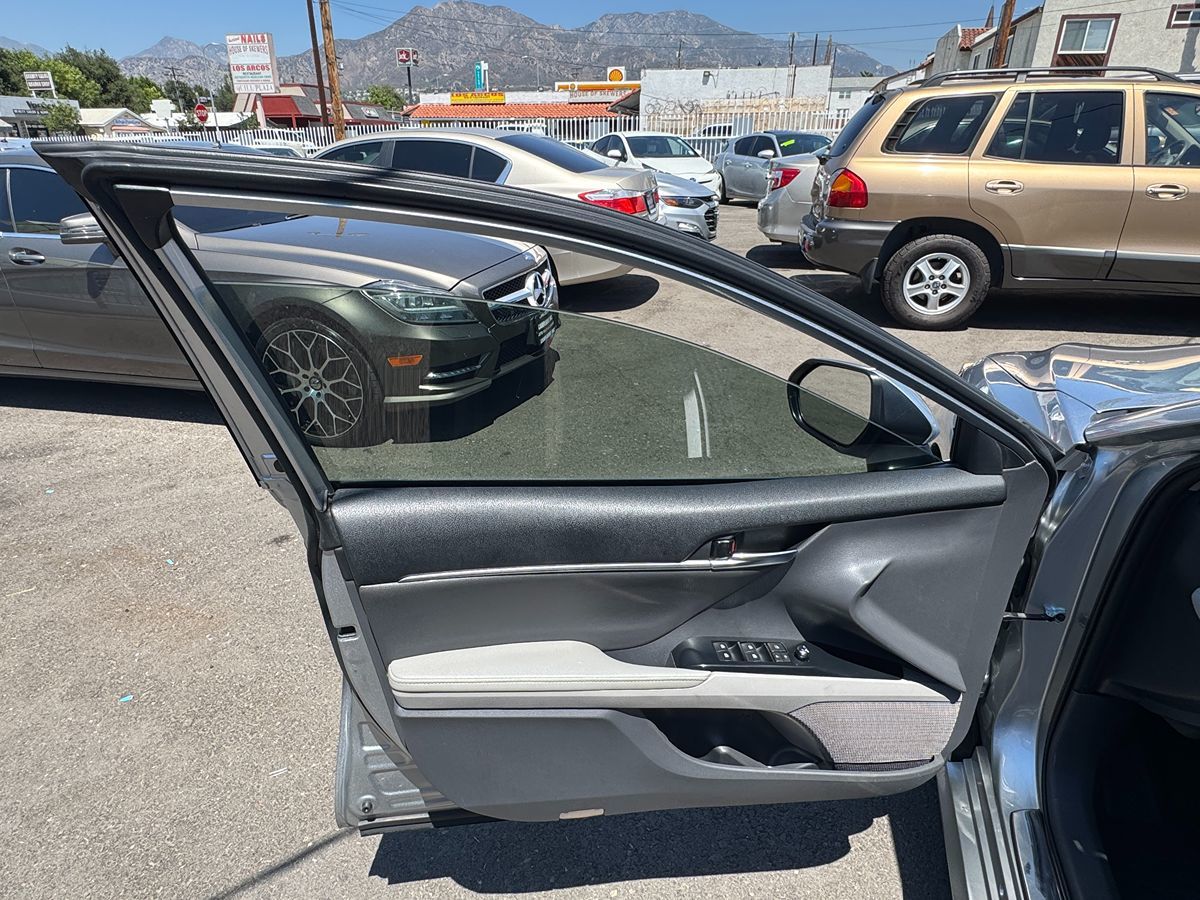 2020 Toyota Camry Hybrid XLE photo 29